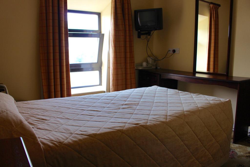 Achill Sound Hotel - Ostan Ghob A'Choire Exterior photo